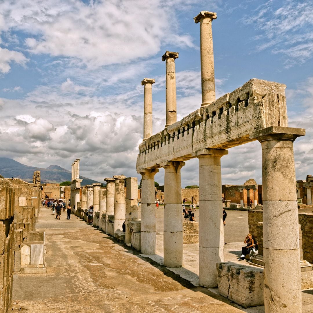 Foro de Pompeya y al fondo el Vesubio, Italia