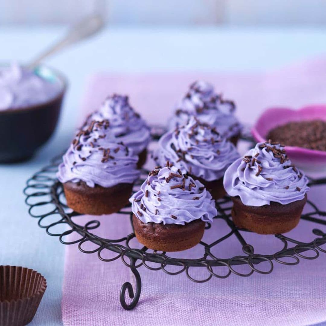 Mini 'cupcakes' de chocolate y violeta