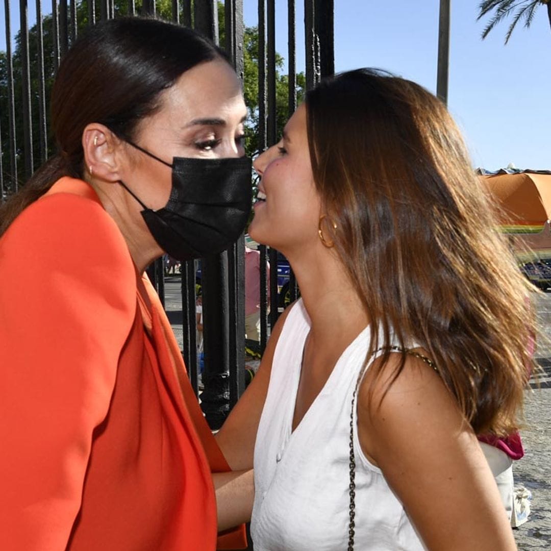 Cayetana Rivera y Vicky Martín Berrocal: el cariñoso reencuentro de dos amigas en la Maestranza