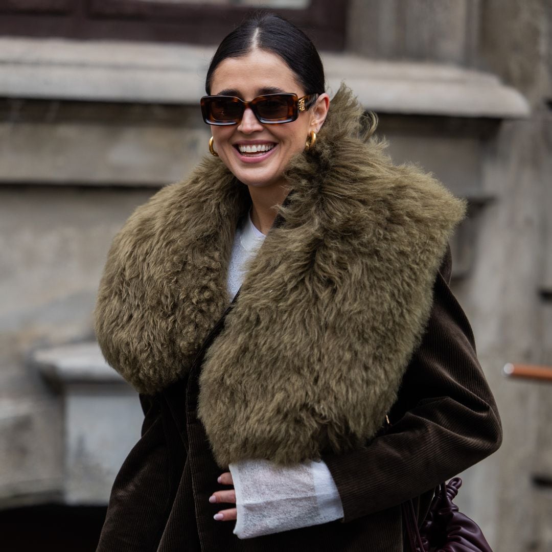 La bufanda de pelo, el complemento que hace lujosos tus looks según las estilistas