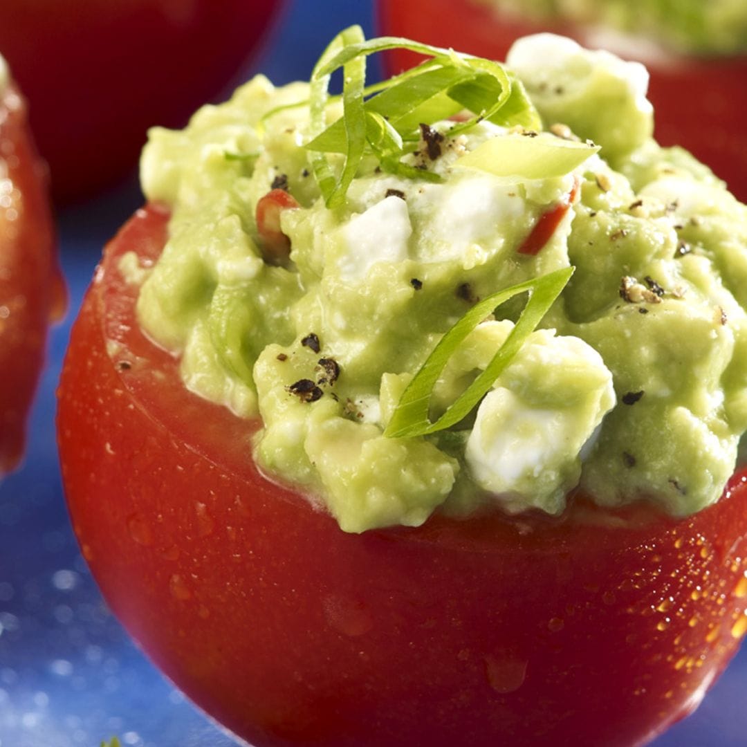 Tomates rellenos de aguacate y queso fresco