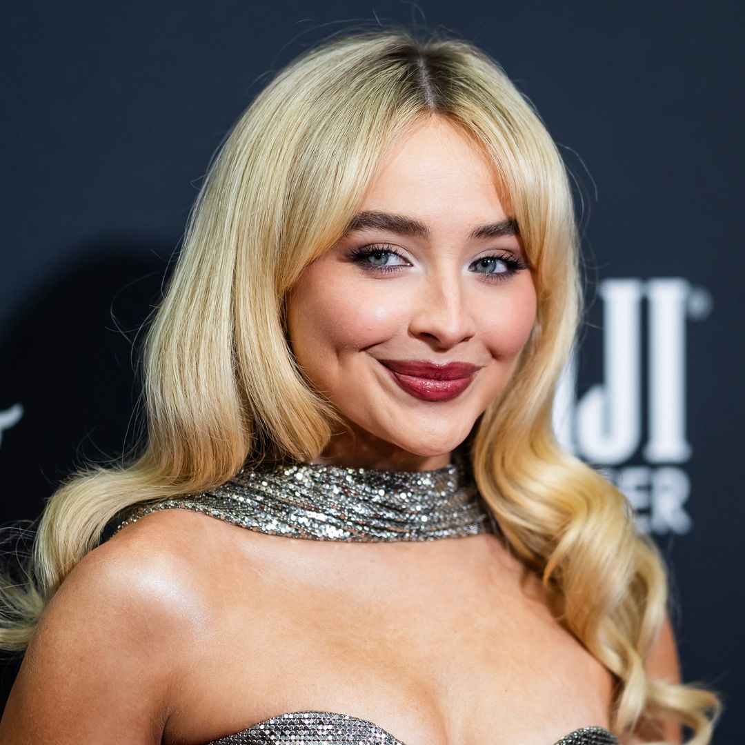 Sabrina Carpenter es la nueva musa de Versace