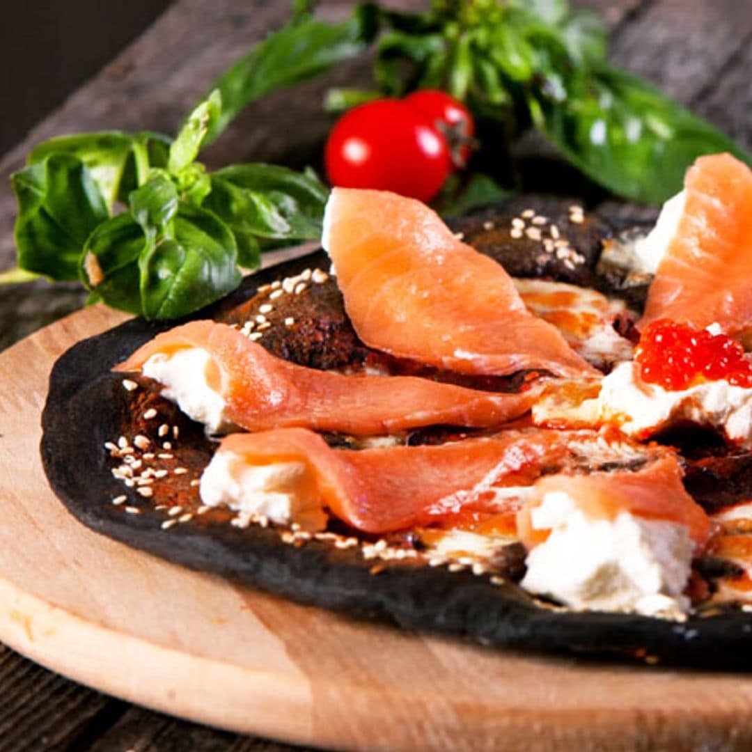 Pizza negra con salmón ahumado y queso crema