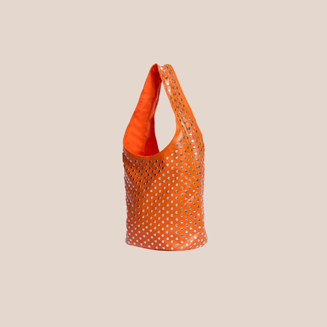 bolso de tachuelas naranja