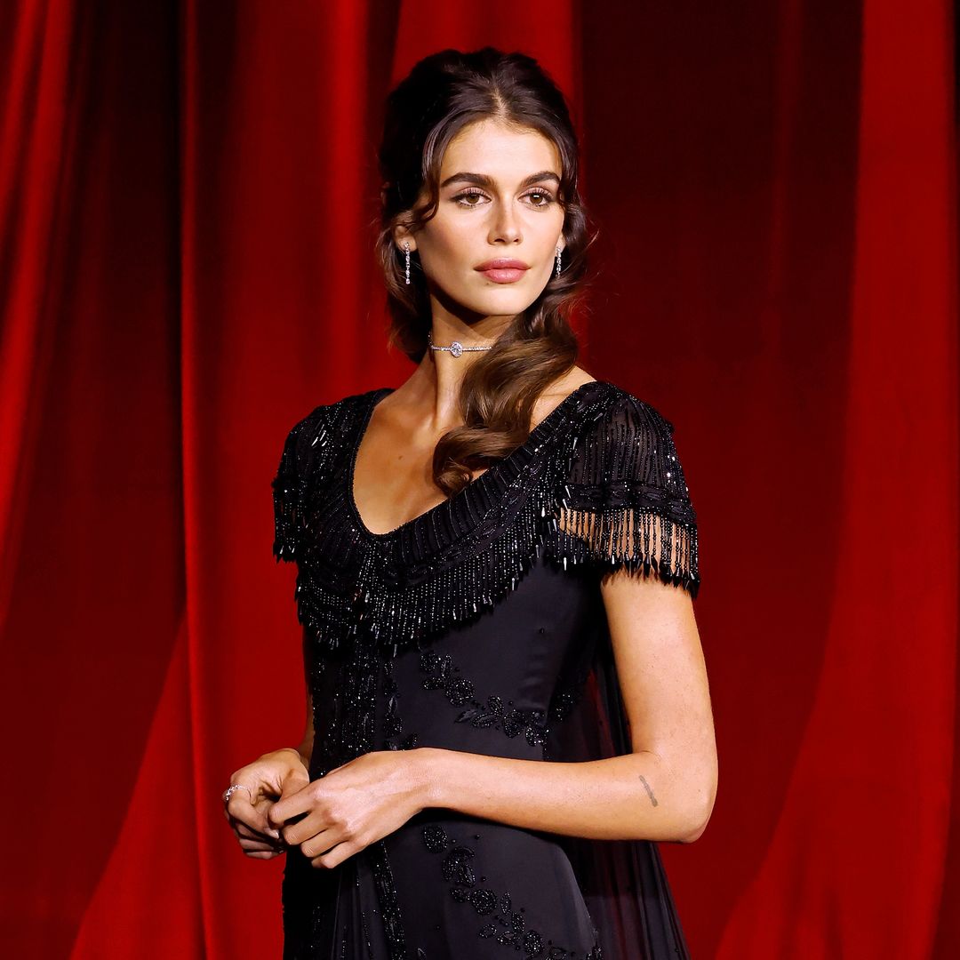 Kaia Gerber le rinde tributo a Audrey Hepburn con un 'look' vintage y elegante