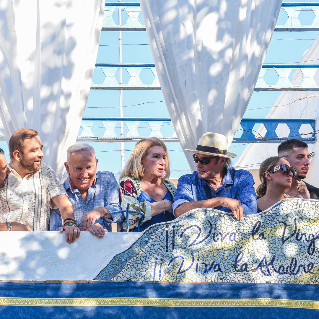 Los Mohedano y los Flores, una piña en la procesión de la Virgen de Regla