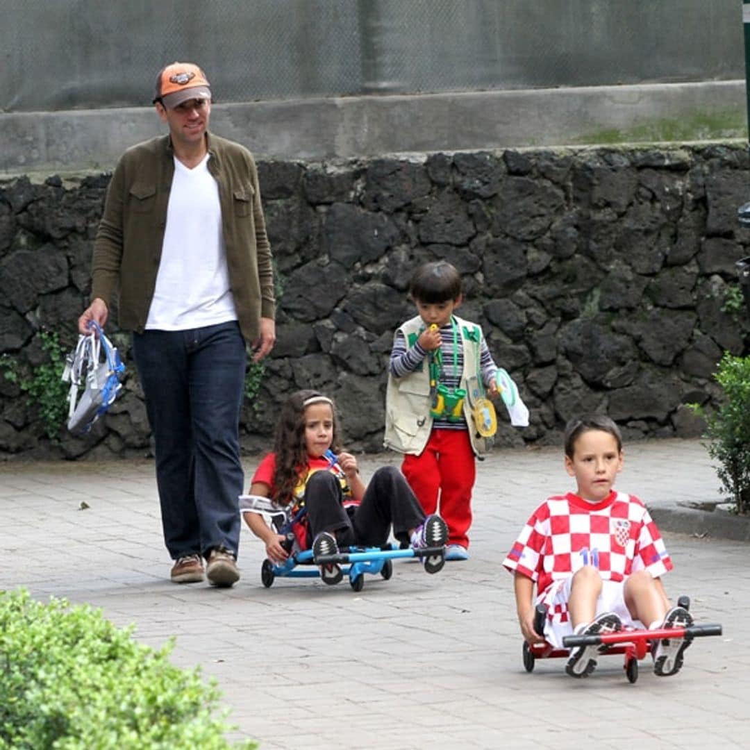 En familia, Carlos Loret de Mola disfruta de una divertida tarde en el parque