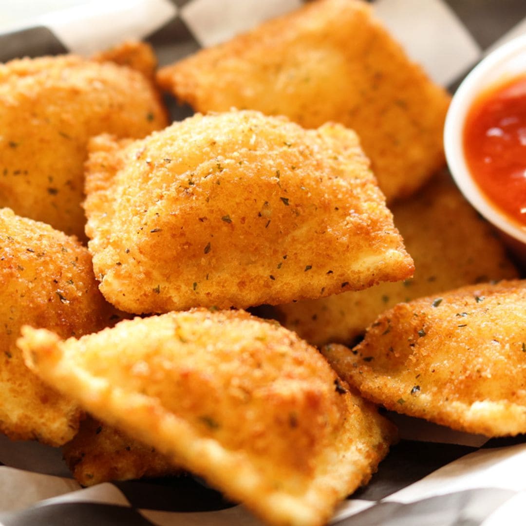 Raviolis fritos de queso con salsa de tomate