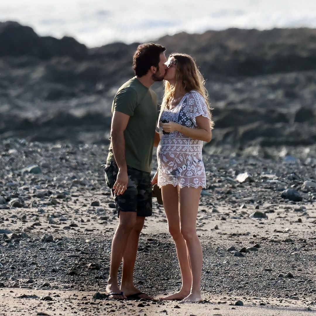 Un romántico beso de Gisele y Joaquim.