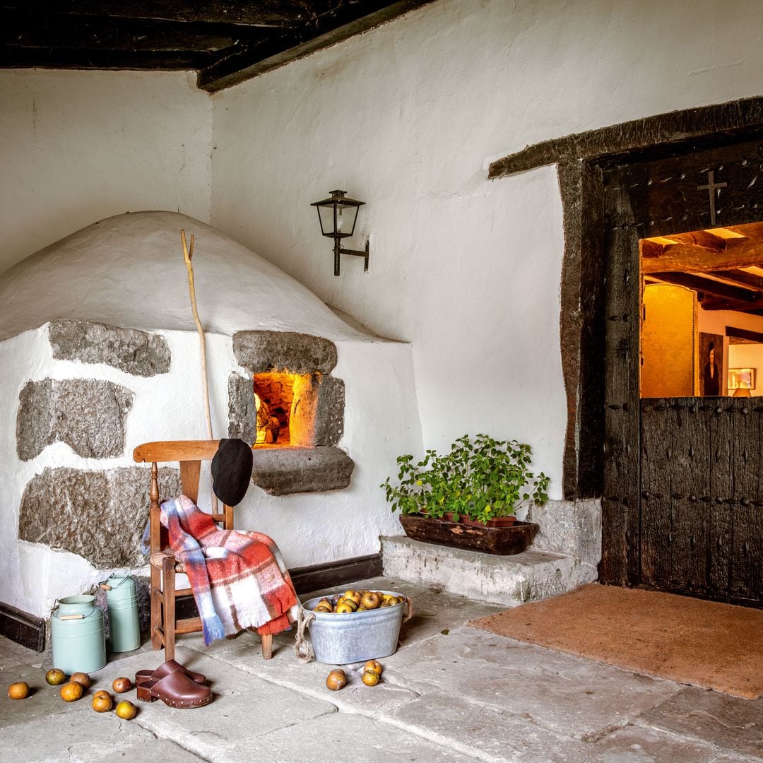 Detalle del horno de leña que hay en la entrada del caserío. 