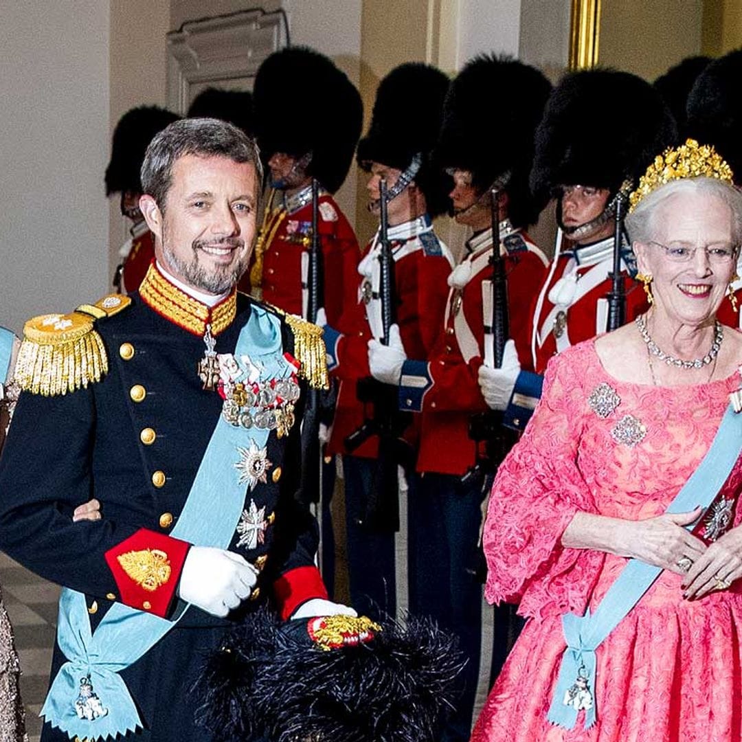 Federico y Mary de Dinamarca dan la bienvenida a la Navidad en un gala espectacular junto a la reina Margarita