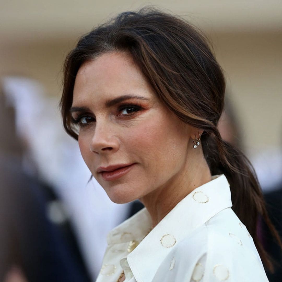 Un collar de eslabones dorados: el truco de estilo de Victoria Beckham para iluminar la piel