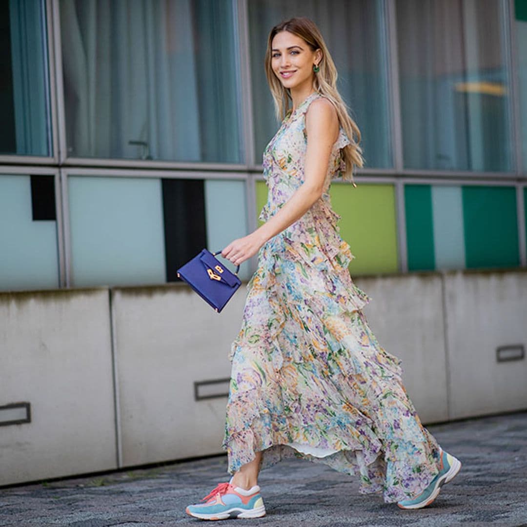 Vestidos con zapatillas: 12 ideas para llevar el look más cómodo de la primavera