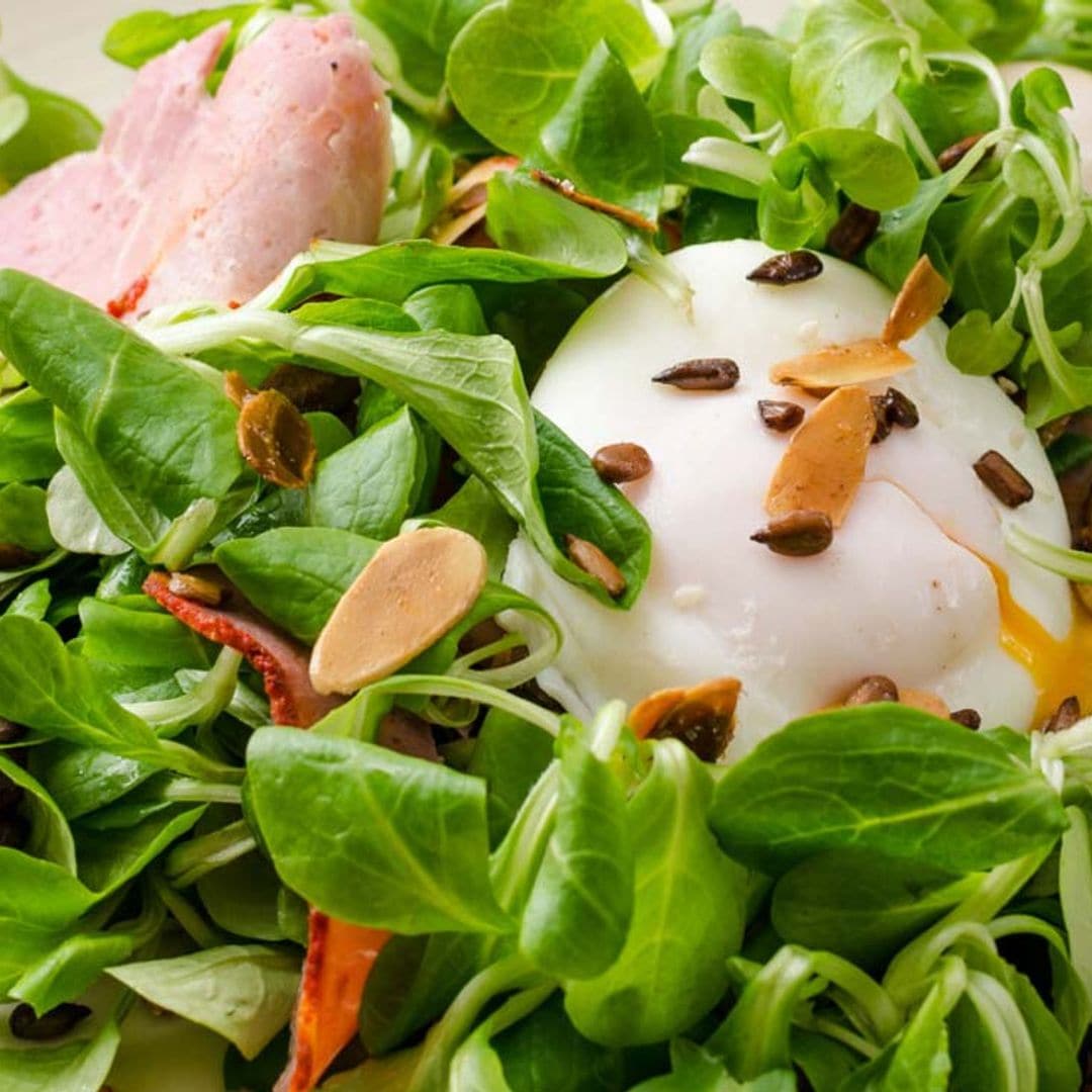 Ensalada de canónigos con rosbif y huevo poché