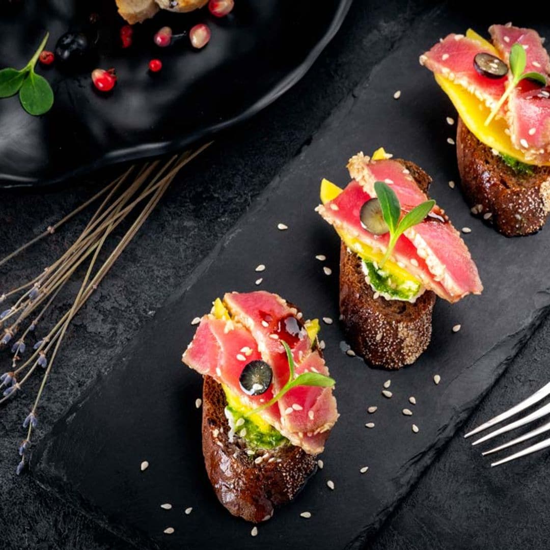 Tostitas de tataki de atún con melocotón y pesto