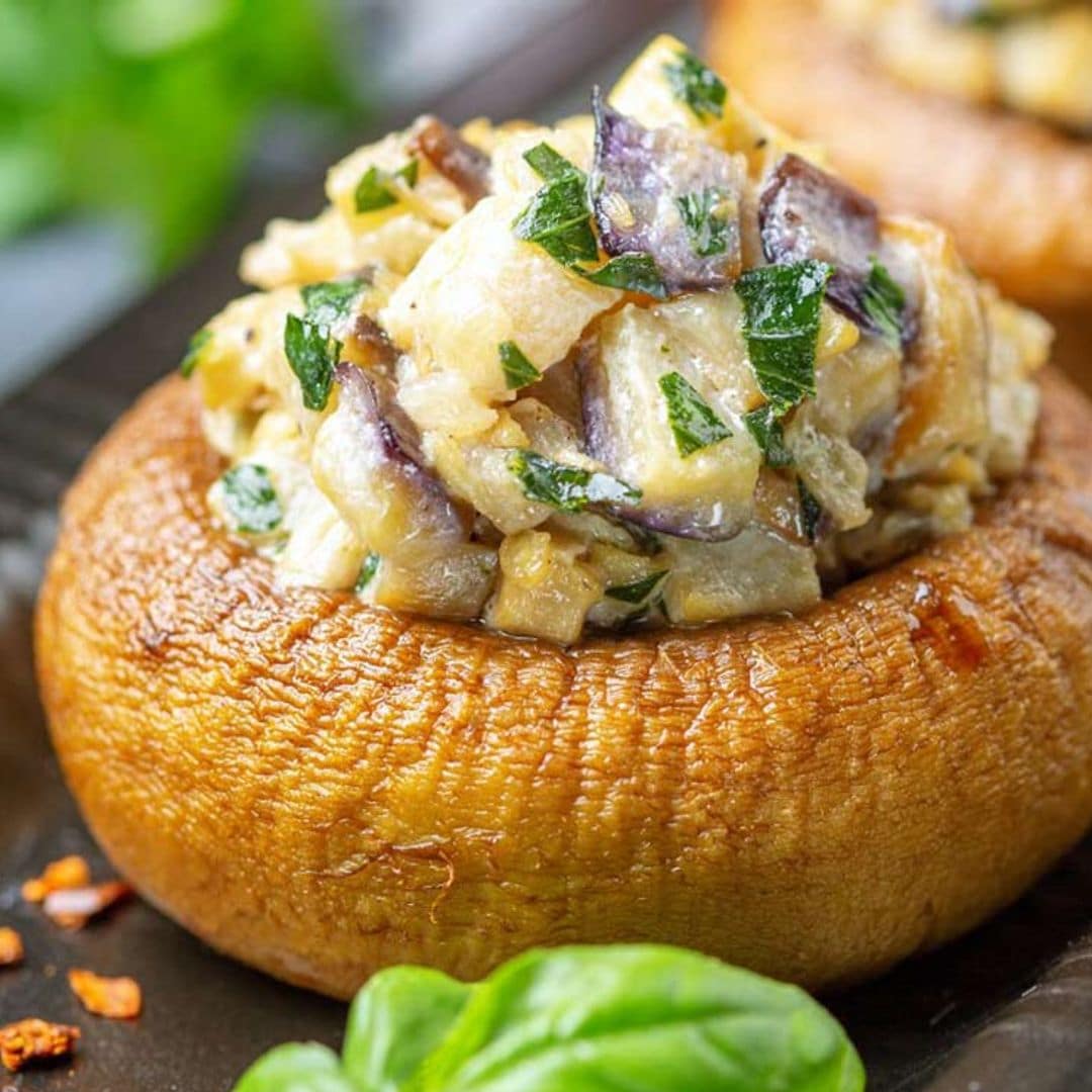 Champiñones asados rellenos de berenjena