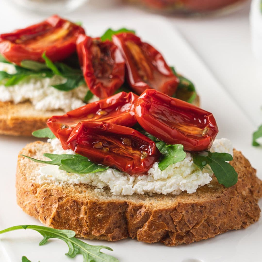 Tostadas de tomates secos y ricotta