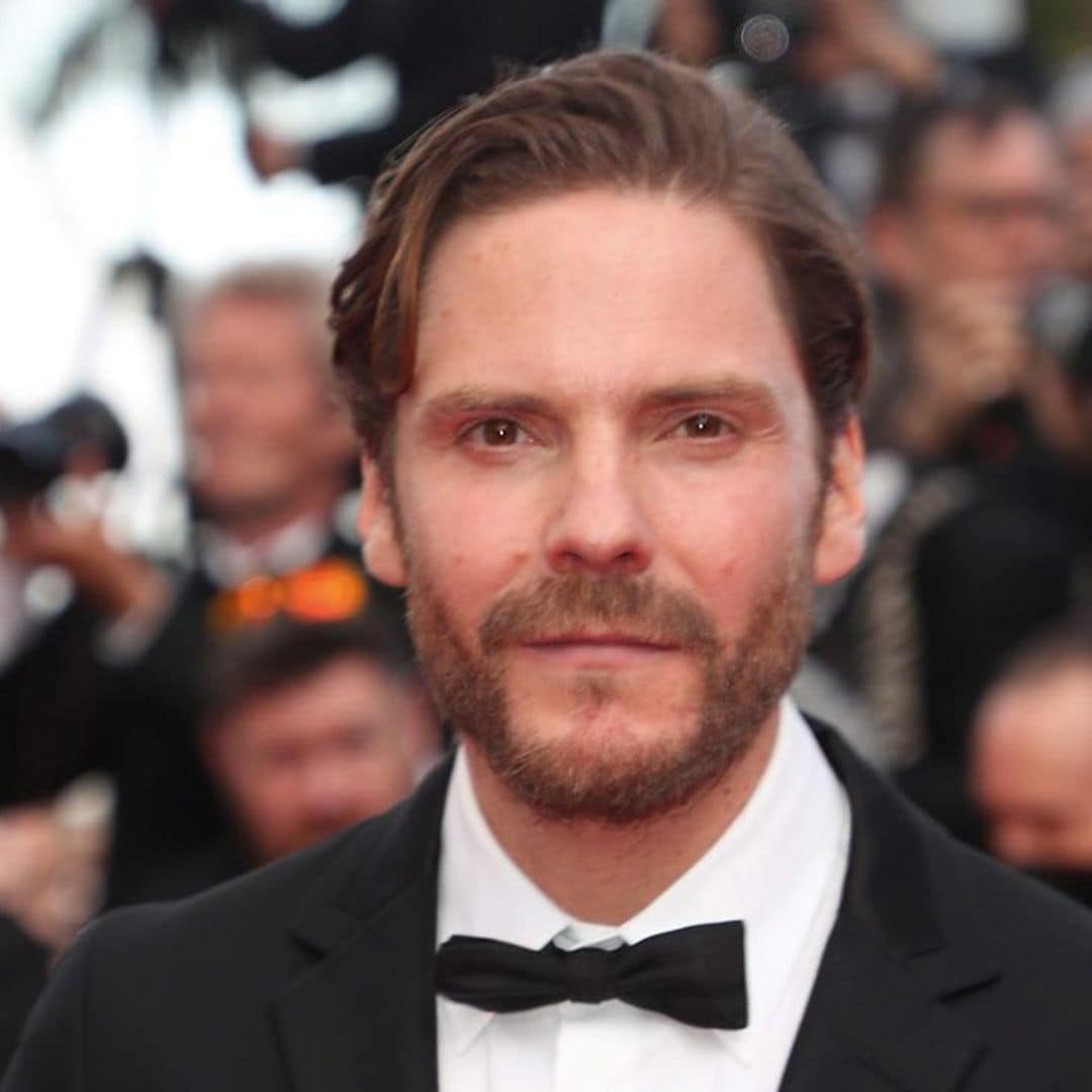 Hablamos con Daniel Brühl de su gran reto como Karl Lagerfeld: ‘Ha sido un regalo’