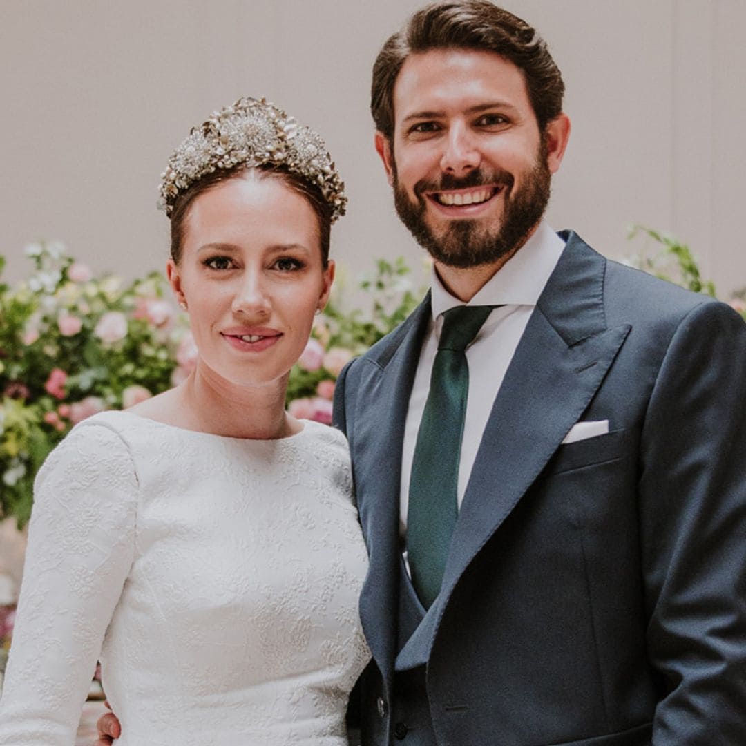 Carola Escámez se casa con Roberto Martín luciendo un vestido de novia desmontable y una preciosa tiara floral