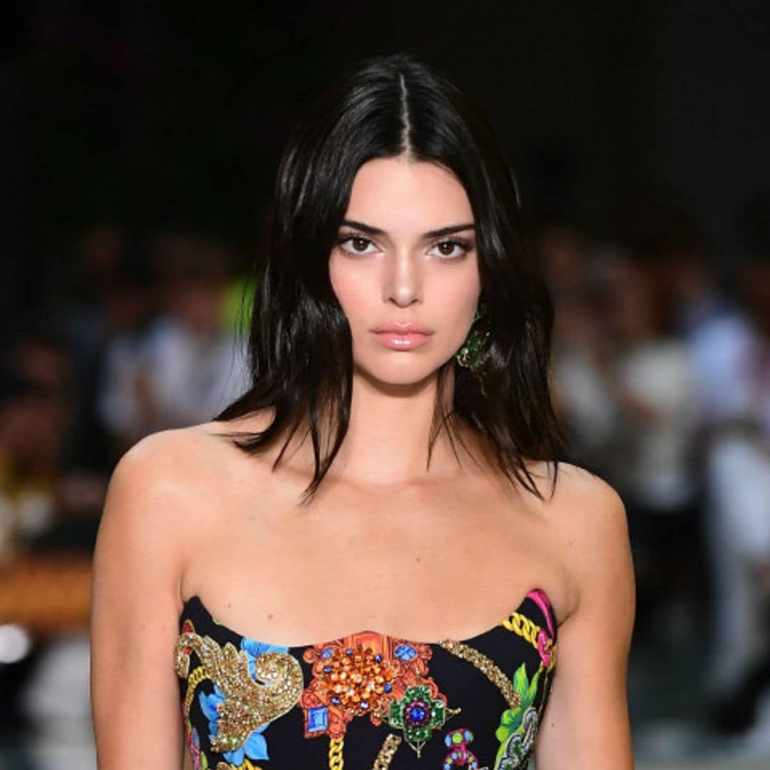 Las sandalias 'emoji' de Kendall Jenner, su fórmula más divertida contra el calor