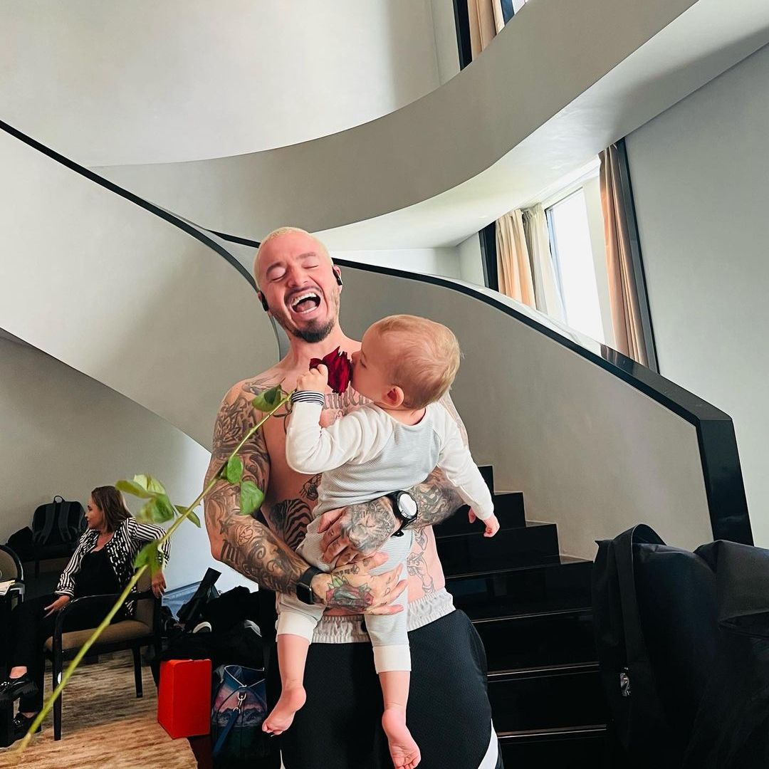 'Feliz de estar en casa', J Balvin celebra el bautizo de su hijo, Río, en Colombia