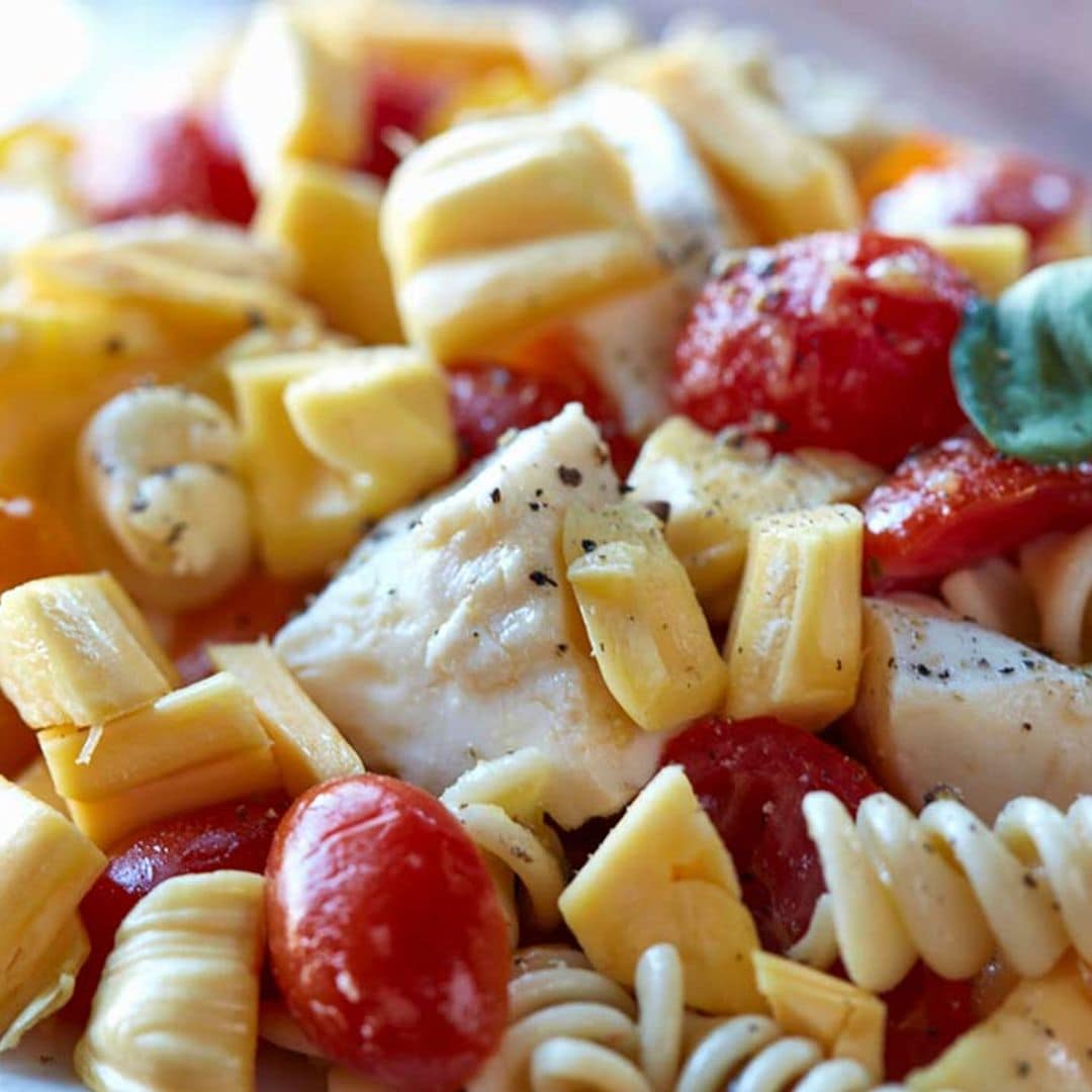 Ensalada de pasta, jackfruit, tofu y tomates cherry