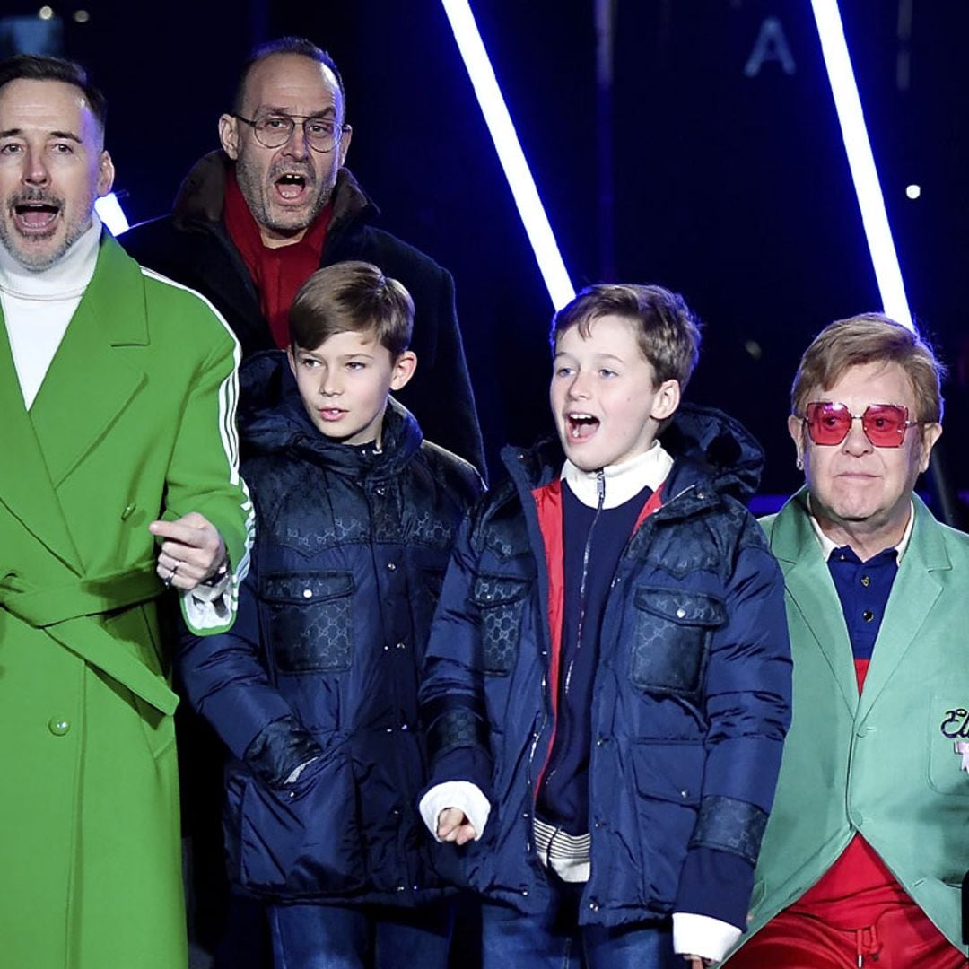 Los hijos de Elton John, que ya apuntan maneras de artista, saltan al escenario en su último show