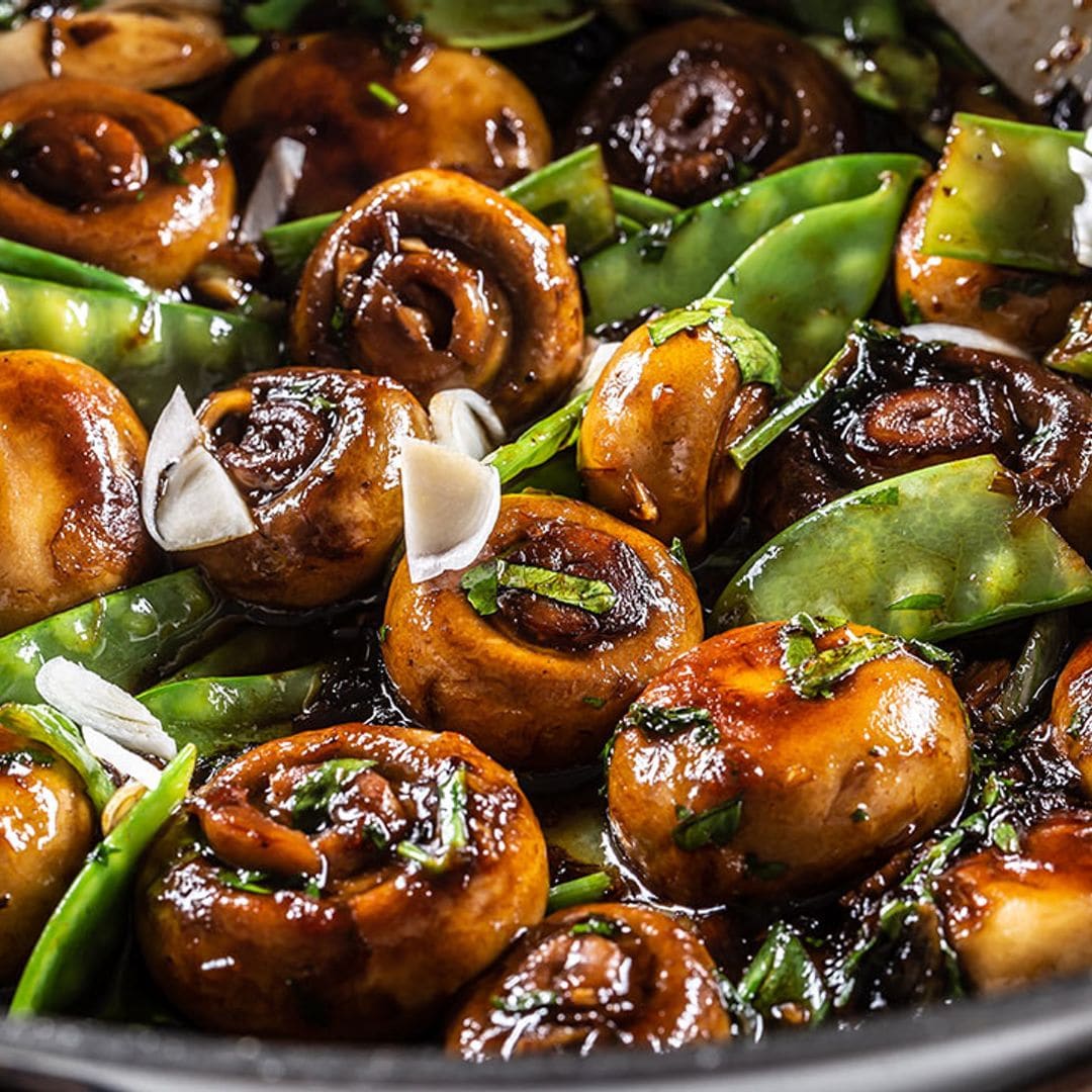 Wok de champiñones, tirabeques y cebolleta con salsa Teriyaki