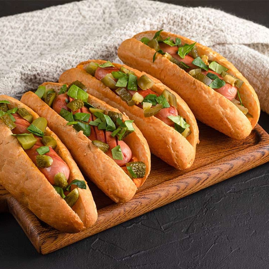 Mini 'hot dog' con encurtidos y menta