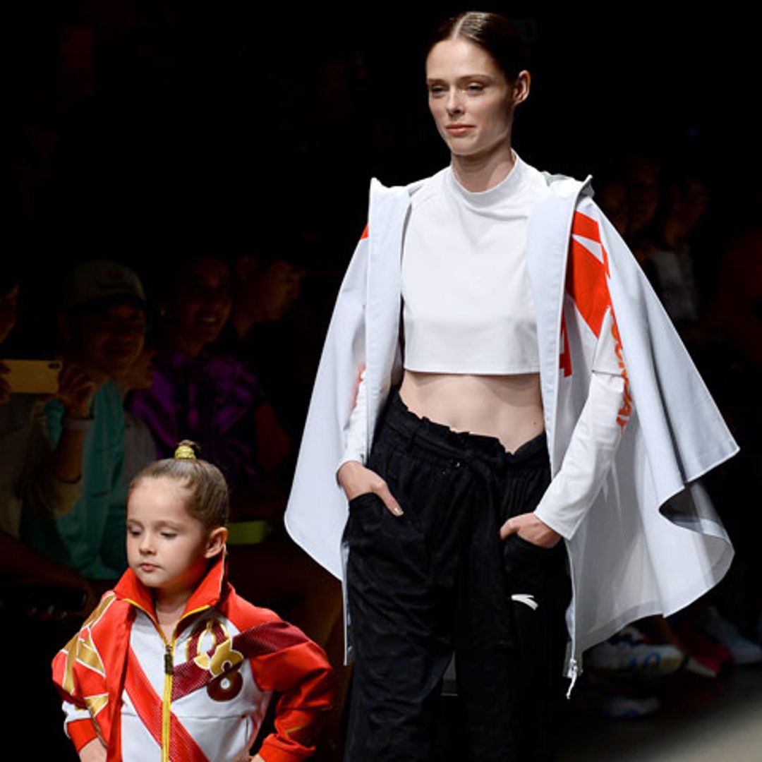 Coco Rocha y su hija cierran su primer desfile juntas sobre la pasarela de Nueva York