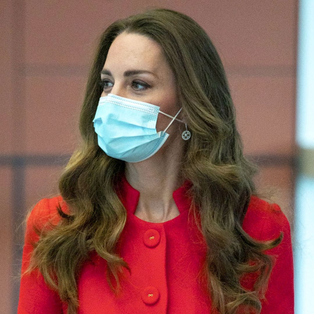 En su 'misión secreta', la fascinación de Kate por un nuevo abrigo con truco