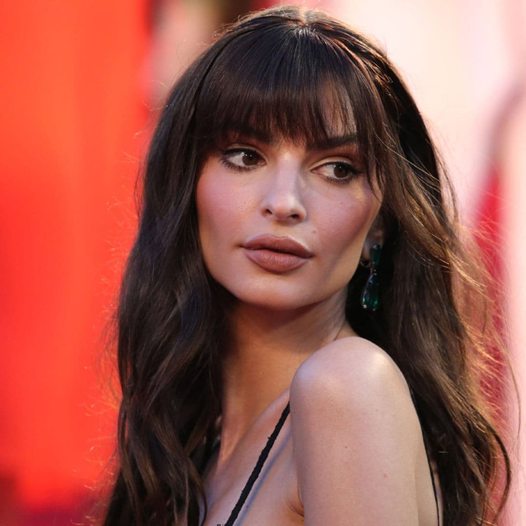 Nos encanta el nuevo flequillo de Emily Ratajkowski: ¿a qué rostros favorece?