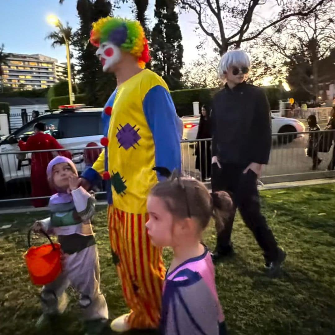 Ricky Martin disfruta el Halloween con sus hijos Lucía y Renn, disfrazado de payaso