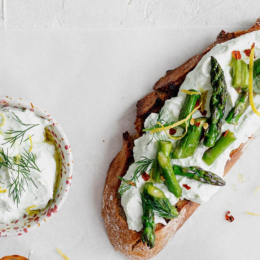 Tostas de espárragos trigueros con queso crema