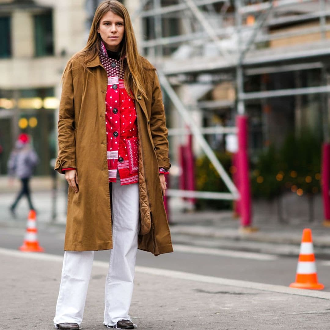 ¿No sabes cómo llevar tus vaqueros blancos en invierno? Así los combinan en las calles de París