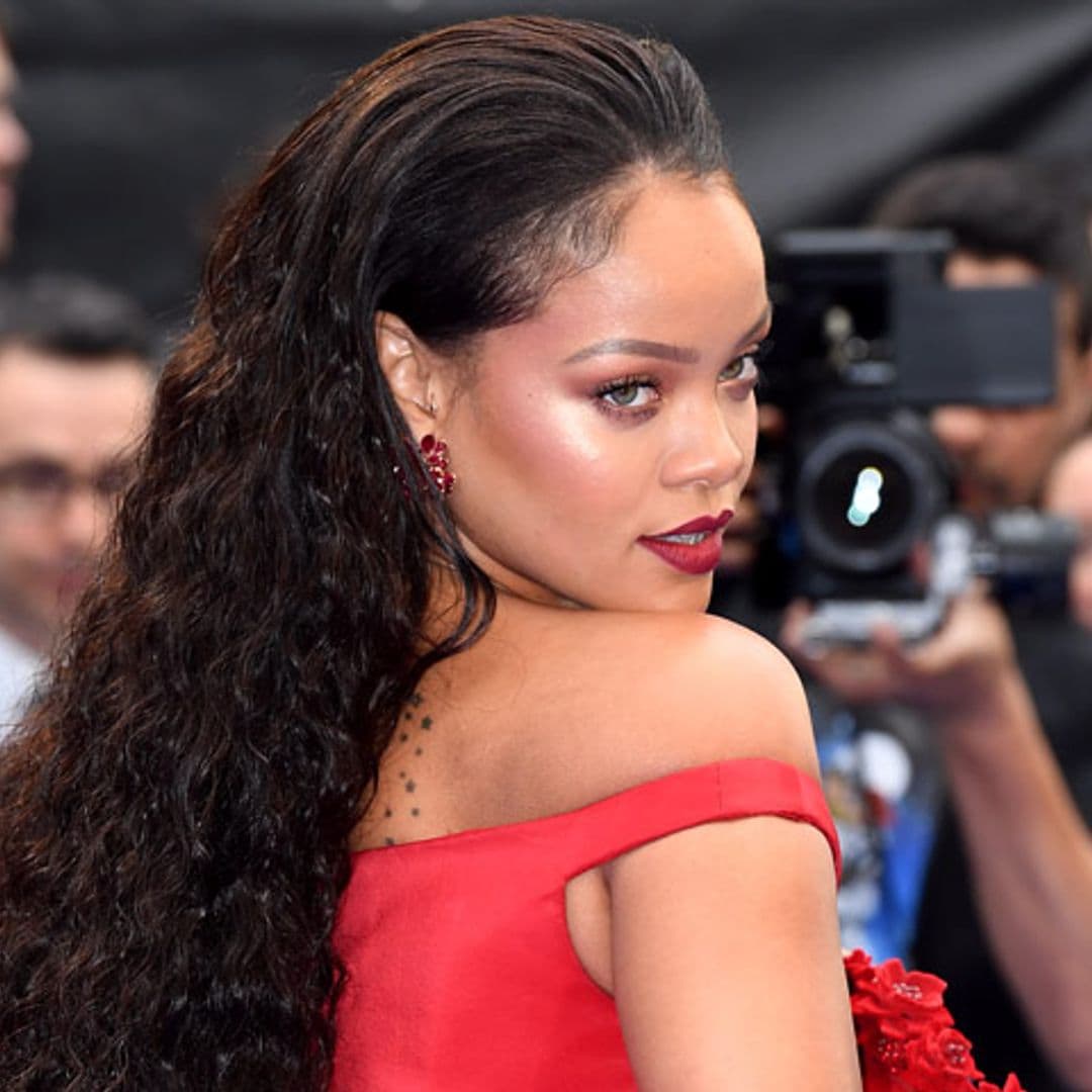 Rihanna tiene nuevo escote favorito, ¡y nosotros sabemos por qué!