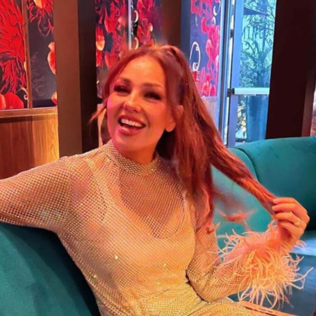 Bengalas, una tarta de cuatro pisos y una increíble fiesta: Thalía celebra los 51 con la ilusión de una niña