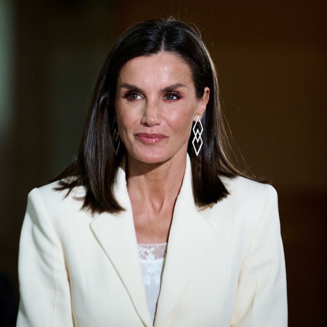 La reina Letizia estrena un impecable traje blanco de la colección más deseada de Victoria Beckham