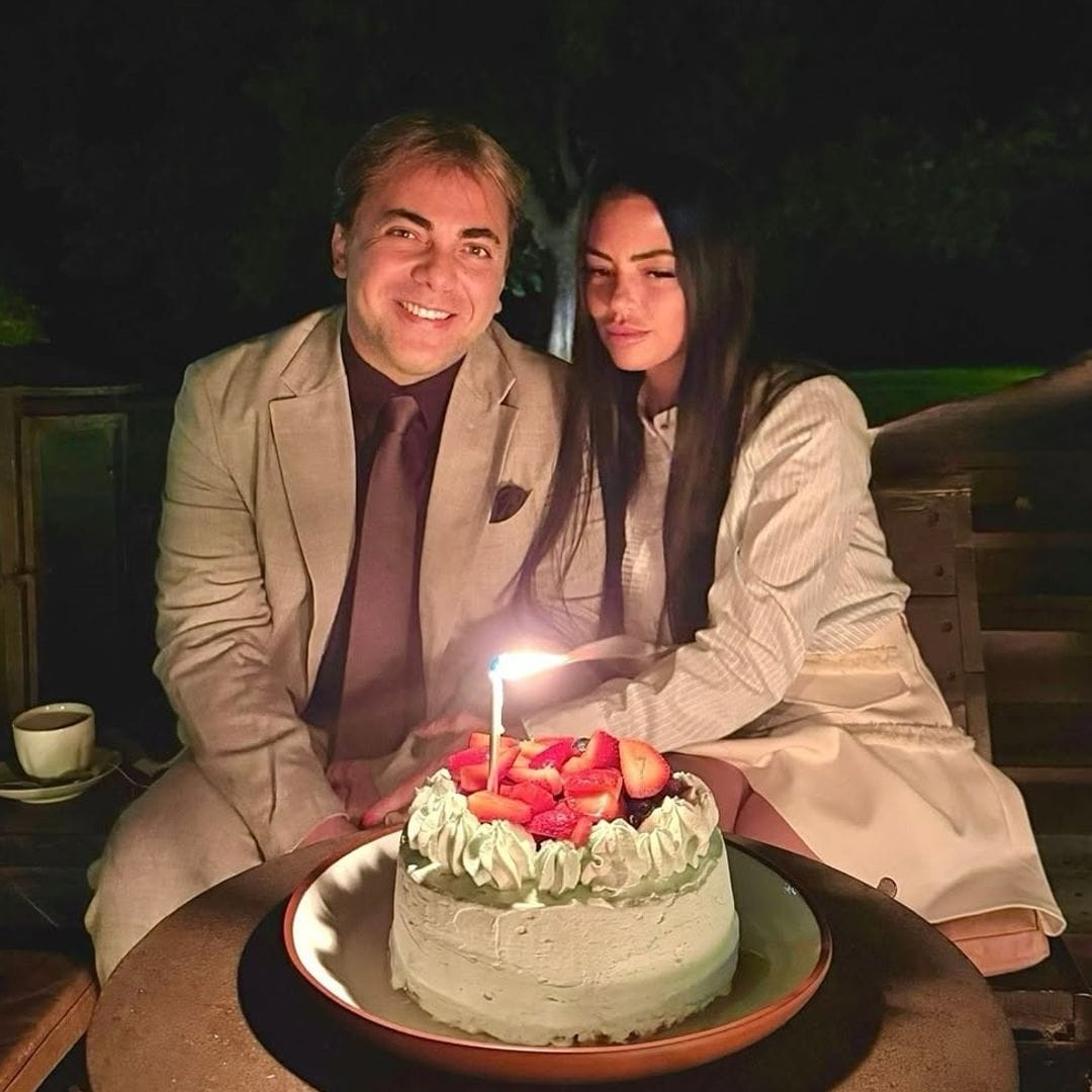 Ajenos a los rumores, Cristian Castro y su novia reaparecen enamorados