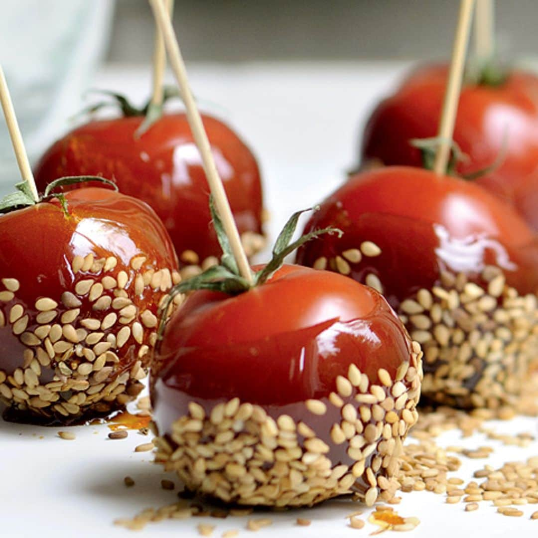 Pinchitos de tomate con baño de vino y sésamo