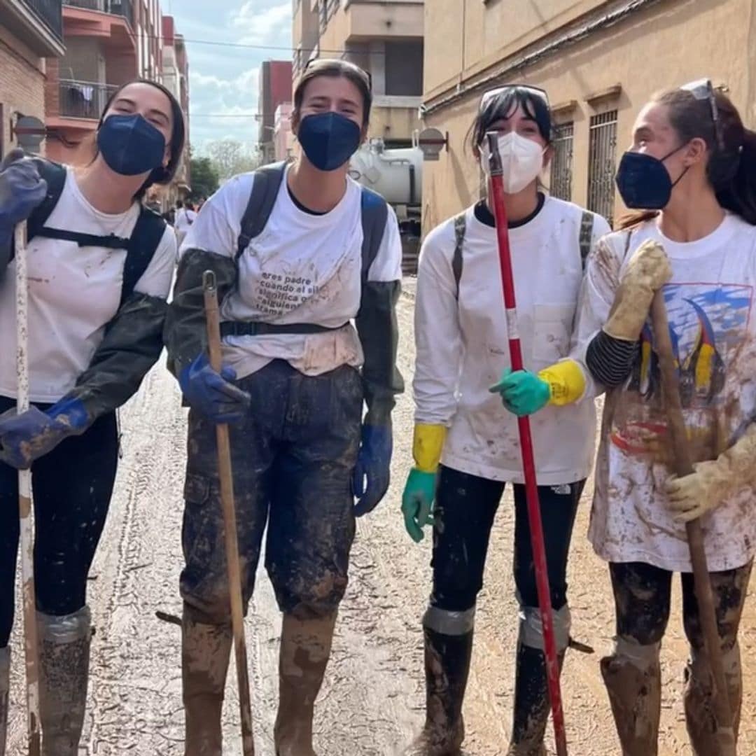 Las imágenes de Aitana, con botas y escoba en mano, ayudando a los vecinos de Catarroja