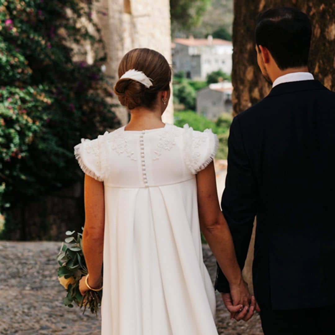 La boda de Sonia, la novia del look desmontable y el tocado de plumas