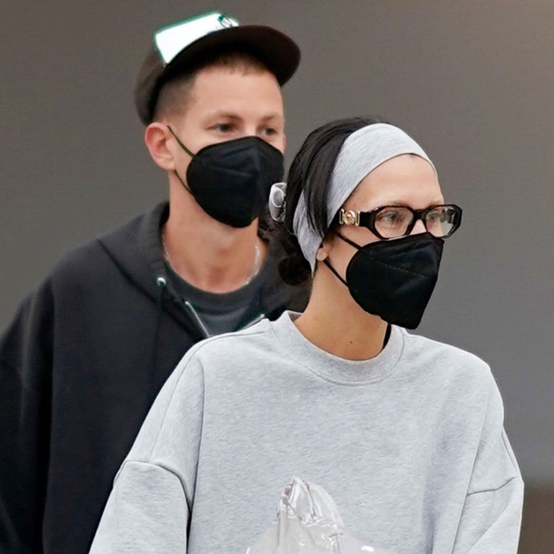 Bella Hadid, irreconocible en el aeropuerto con chándal, gafas y cinta del pelo