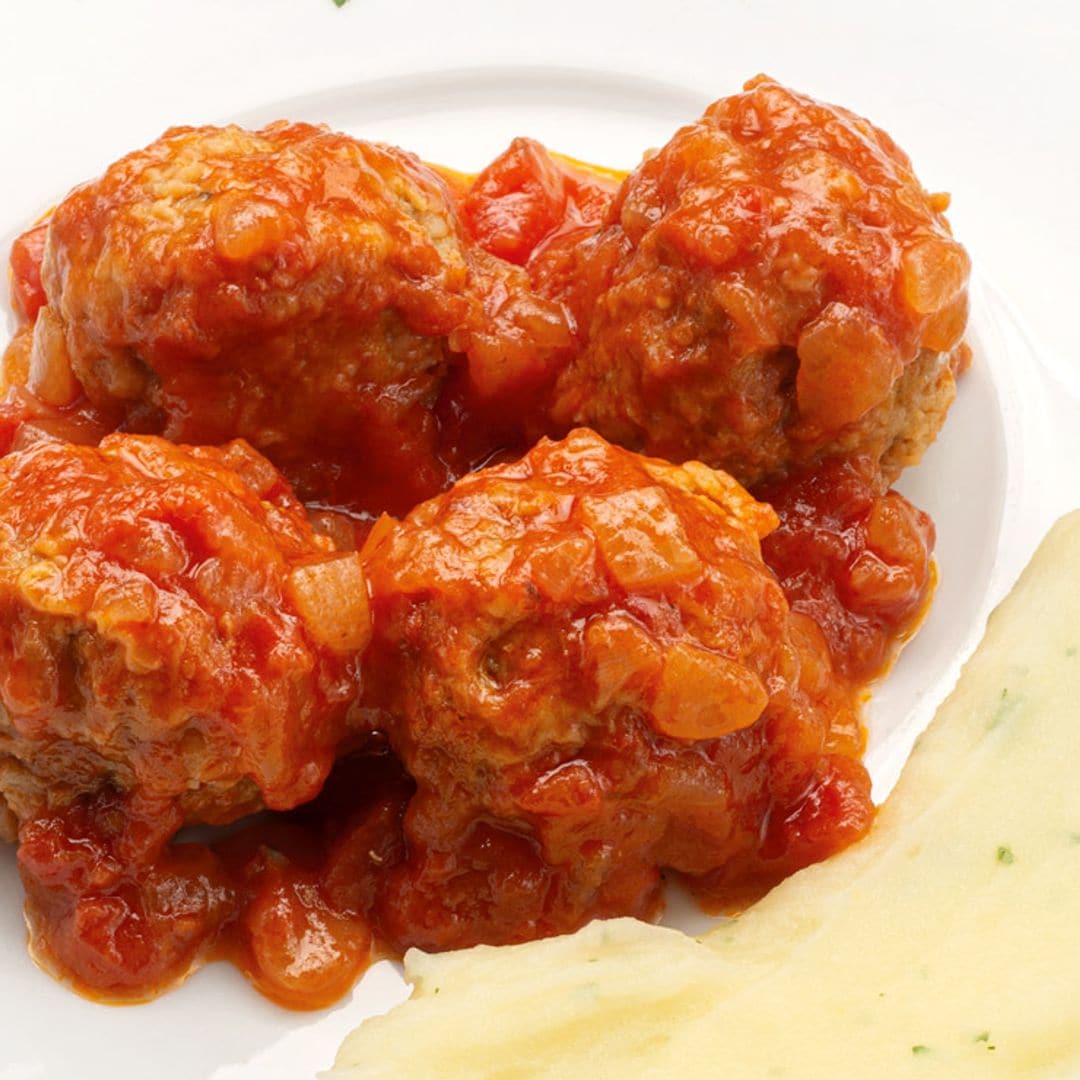 Albóndigas con tomate y puré de patata