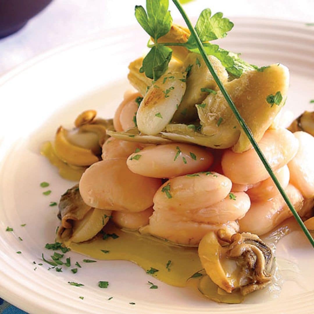 Ensalada de fabes con alcachofas y almejas