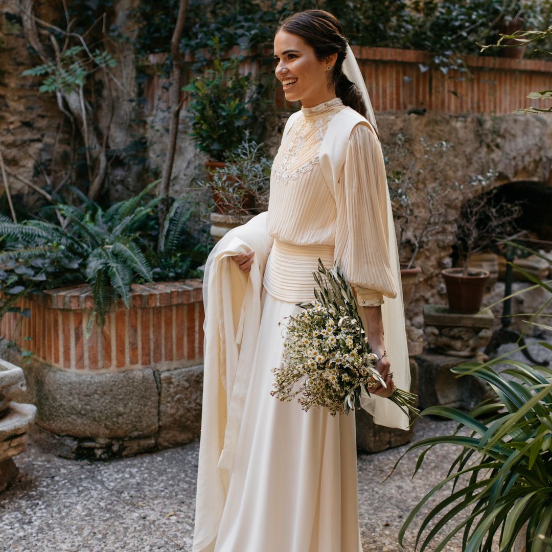 Un vestido de novia creado con retales del de su madre para la boda de Alicia en Cáceres