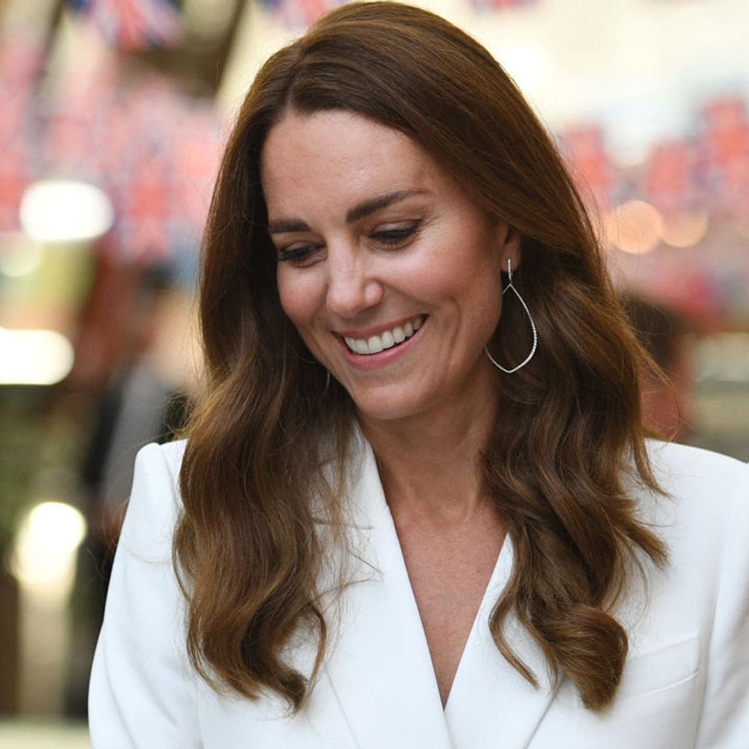 Consigue el último look de Kate Middleton con estos vestidos blancos efecto 'cintura de avispa'