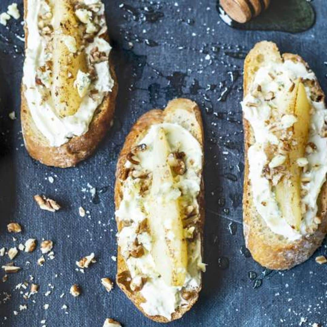 'Bruschetta' con queso crema y peras asadas