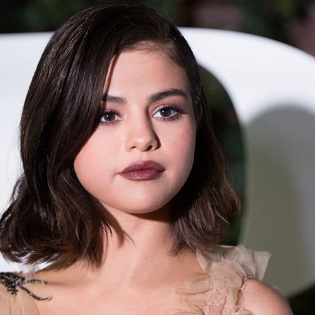 Querida invitada de invierno, Selena Gomez tiene el 'look' con mayúsculas