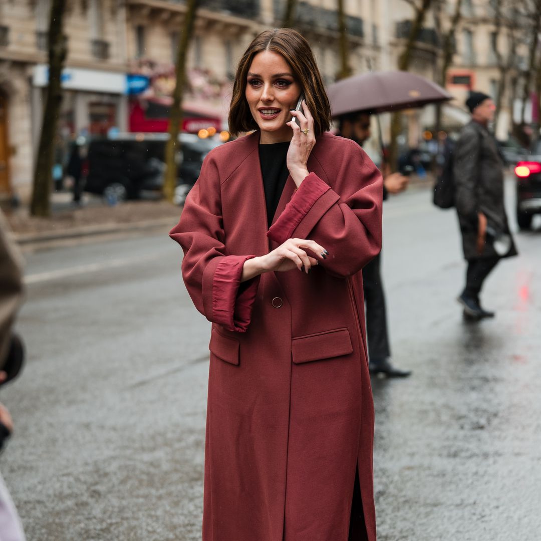 El look que no vimos de Olivia Palermo en Nueva York con el abrigo burdeos más buscado de Zara